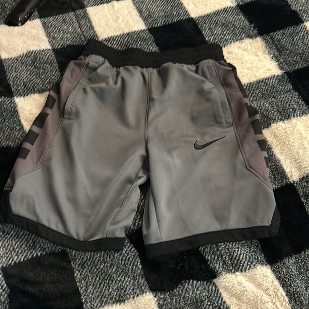 NIKE ELITE SHORTS GRAY BLACK BOYS SIZE M